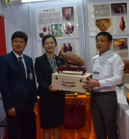 中國(guó)駐泰國(guó)大使館參贊煅煉女士親臨展會(huì)現(xiàn)場(chǎng)，并收藏了劉新安制作的彩陶代表作《小口尖底瓶》